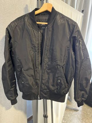 Chaqueta bomber negra Pull and Bear