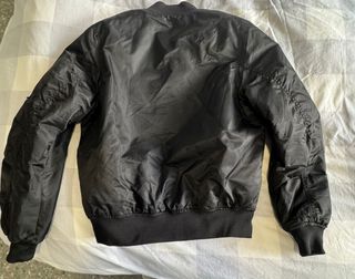 Chaqueta bomber negra Pull and Bear