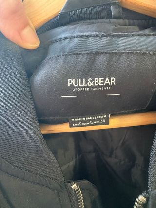 Chaqueta bomber negra Pull and Bear