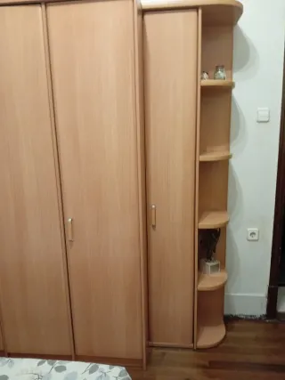 Armario de madera color beige/marrón.