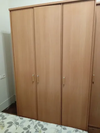 Armario de madera color beige/marrón.