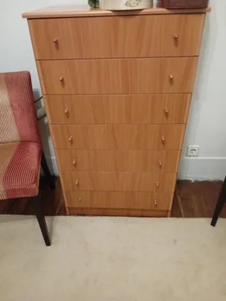 Armario de madera color beige/marrón.