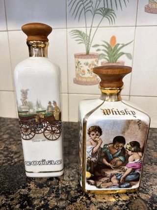 Bottiglie in ceramica: cognac e whisky