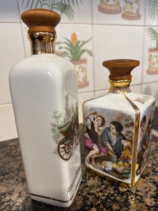 Bottiglie in ceramica: cognac e whisky