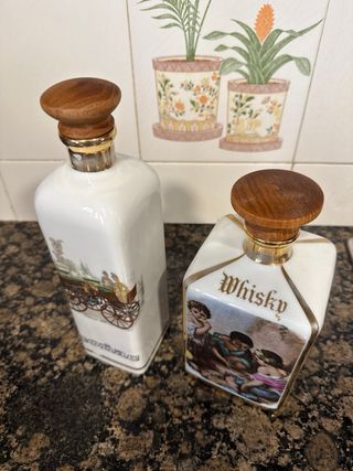 Bottiglie in ceramica: cognac e whisky