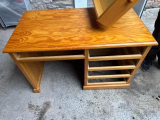 Scrivania in legno con cassetti