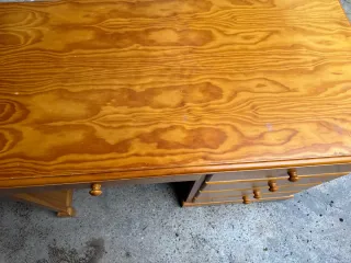 Scrivania in legno con cassetti