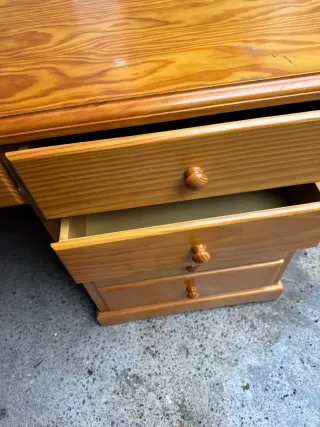 Scrivania in legno con cassetti