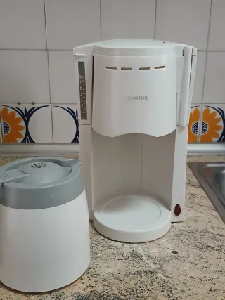 Cafetera de filtro blanca