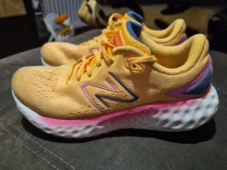 Zapatillas New Balance Amarillas y Rosas