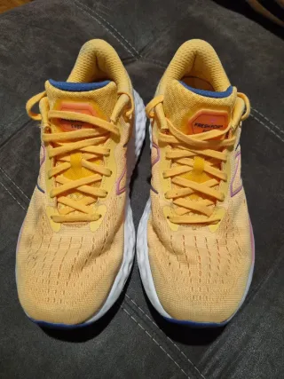 Zapatillas New Balance Amarillas y Rosas