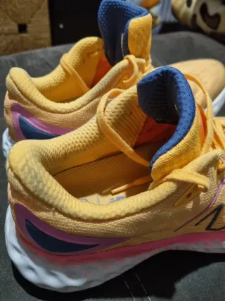 Zapatillas New Balance Amarillas y Rosas