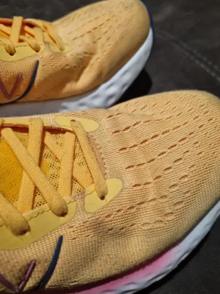 Zapatillas New Balance Amarillas y Rosas