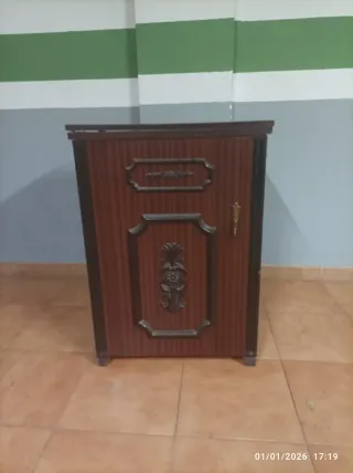 Máquina de coser antigua con mueble