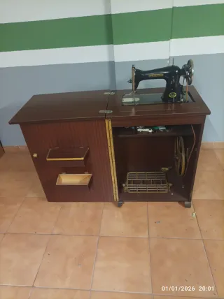 Máquina de coser antigua con mueble