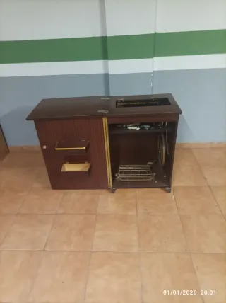 Máquina de coser antigua con mueble