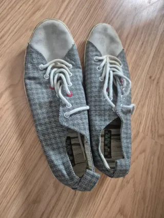 Zapatillas grises y blancas