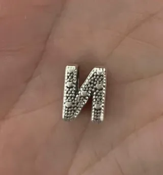 Pulsera Pandora rigida con 5 charm ,cierre corazón