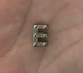 Pulsera Pandora rigida con 5 charm ,cierre corazón