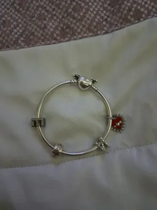 Pulsera Pandora rigida con 5 charm ,cierre corazón