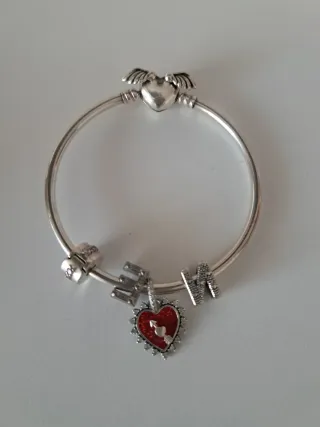 Pulsera Pandora rigida con 5 charm ,cierre corazón