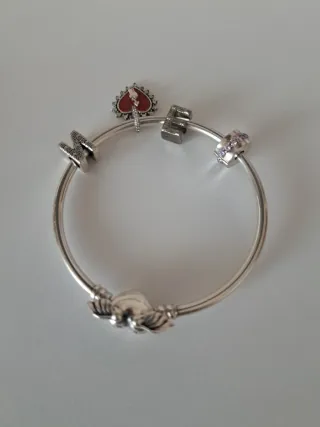 Pulsera Pandora rigida con 5 charm ,cierre corazón