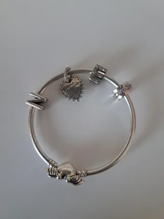 Pulsera Pandora rigida con 5 charm ,cierre corazón