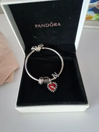Pulsera Pandora rigida con 5 charm ,cierre corazón