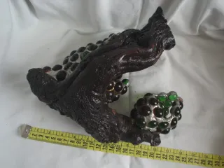 Pieza única de Escultura: raíz árbol con canicas.