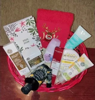 Cesta Yves Rocher con productos de belleza
