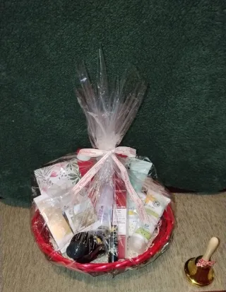 Cesta Yves Rocher con productos de belleza