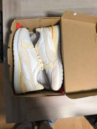 Zapatillas Puma Blancas y Beige Nuevas