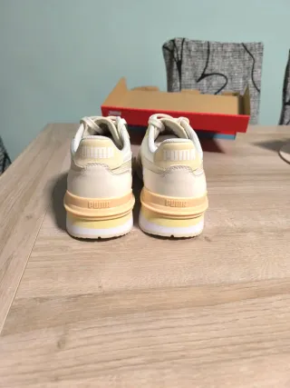 Zapatillas Puma Blancas y Beige Nuevas