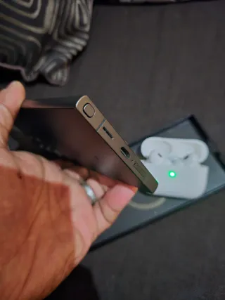 Samsung S24 Ultra Con Auriculares como nuevo.