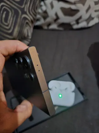 Samsung S24 Ultra Con Auriculares como nuevo.