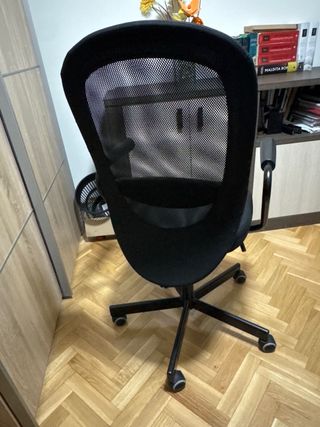 Silla de oficina negra con ruedas