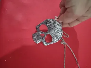 Colgante plateado con diseño floral