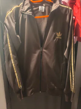 Chaqueta marrón con detalles dorados