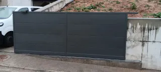 Fabricación de Puerta corredera con peatonal gris