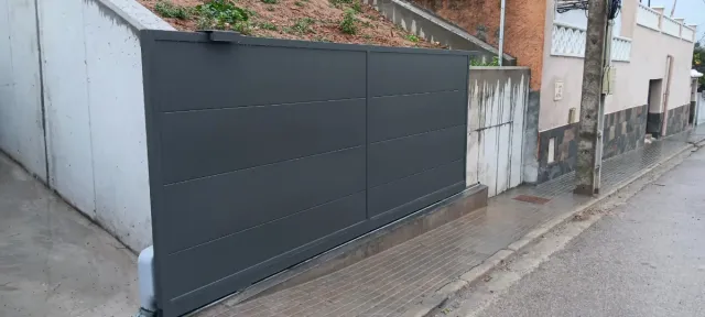 Fabricación de Puerta corredera con peatonal gris