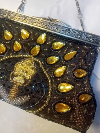 Pochette Ymoto ricamata nera e oro