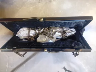 Pochette Ymoto ricamata nera e oro