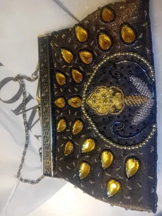 Pochette Ymoto ricamata nera e oro