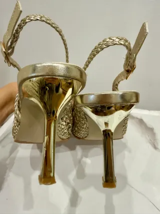 Zapatos tacón dorado destalonados