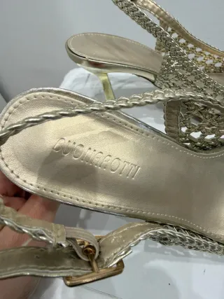 Zapatos tacón dorado destalonados