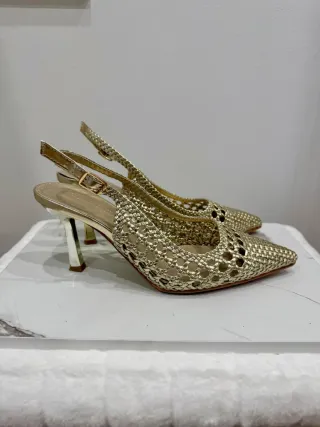 Zapatos tacón dorado destalonados