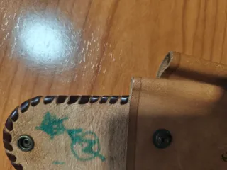 Pitillera de cuero con diseño