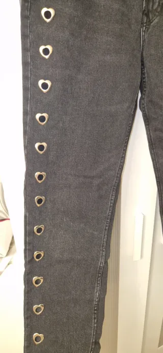 Pantalones vaqueros negros con corazones