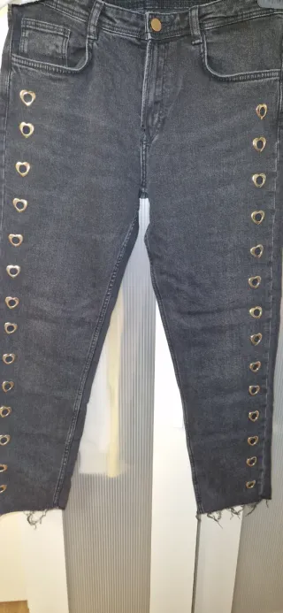 Pantalones vaqueros negros con corazones