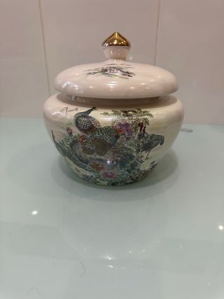 Sopera de cerámica con diseño de pavos reales